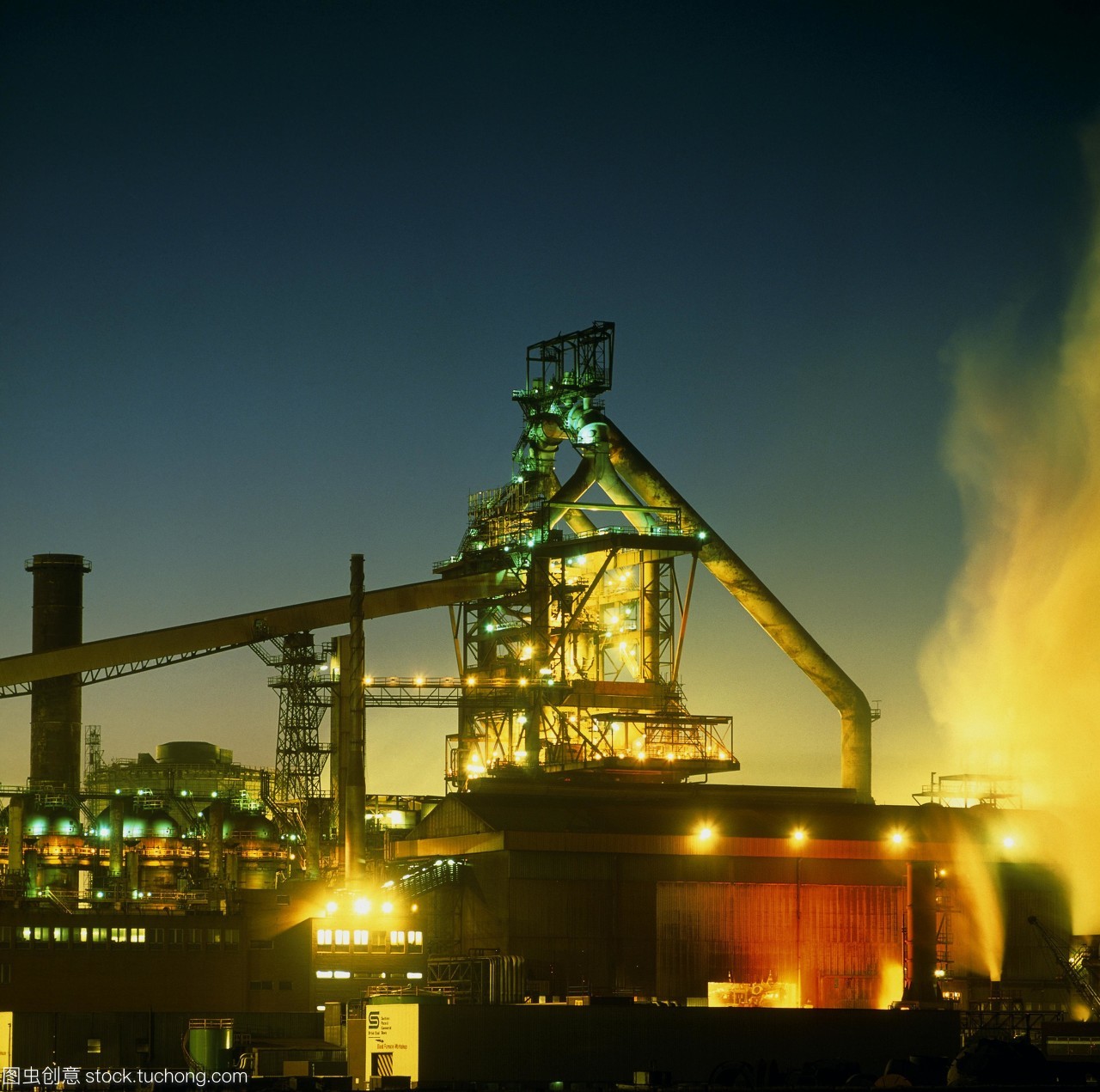 钢厂的钢材在雷德卡工作晚上提英格兰钢工程包含钢铁生产的高炉生产铁